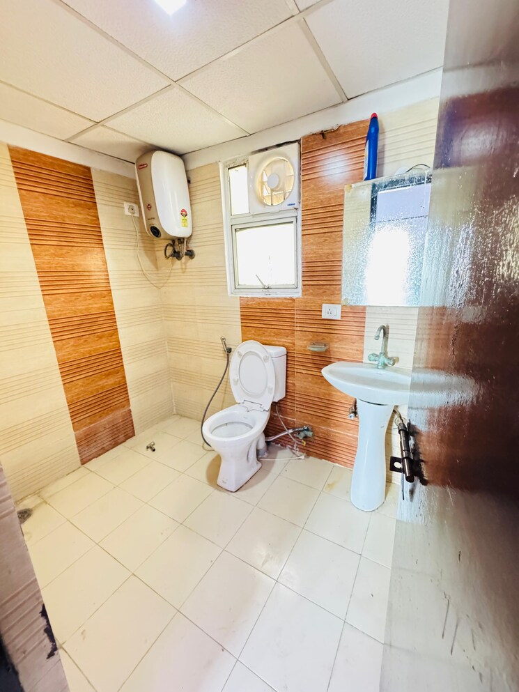 Bathroom, aims-golf-city 3.5 Bedroom 1550 Sq.Ft. Apartment In Sector 75 Noida 9067387