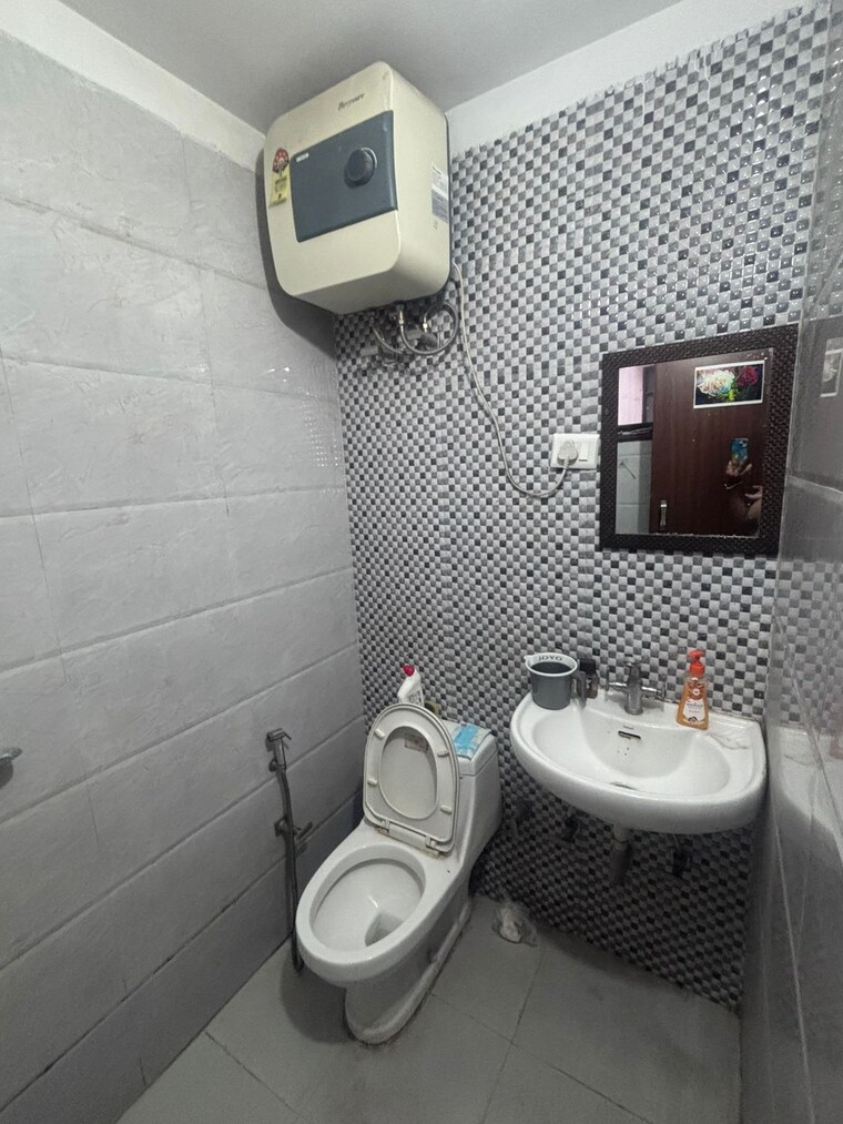 Bathroom, ardee-city 4 Bedroom 1600 Sq.Ft. Builder Floor In Sector 52 Gurgaon 9067447