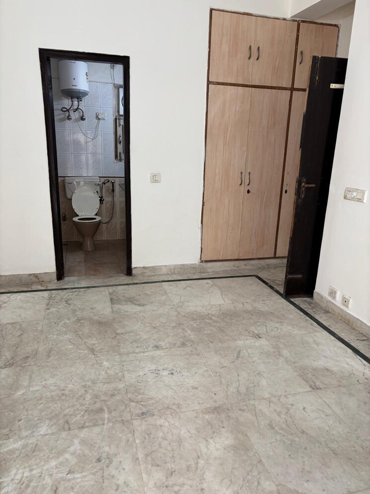 Room, suncity 3 Bedroom 240 Sq.Yd. Builder Floor In Suncity Gurgaon 9067750