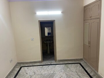 Room in 2 BHK Builder Floor at Sector 37 – for Rent