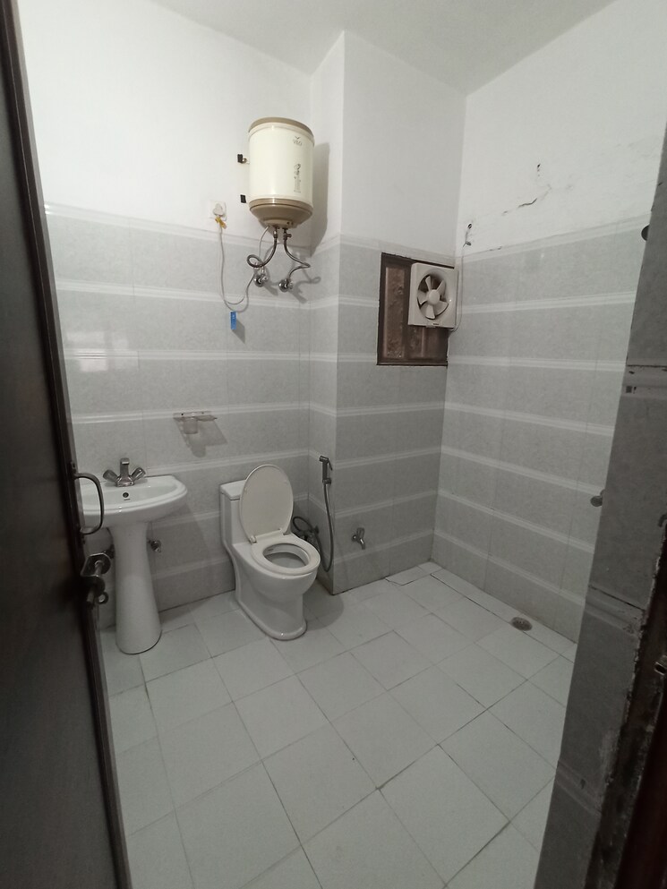 Bathroom, sector 122 3 Bedroom 300 Sq.Yd. Independent House In Sector 122 Noida 9067660