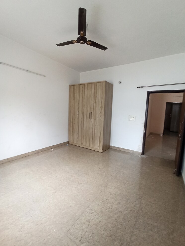 Room, sector 122 3 Bedroom 300 Sq.Yd. Independent House In Sector 122 Noida 9067660