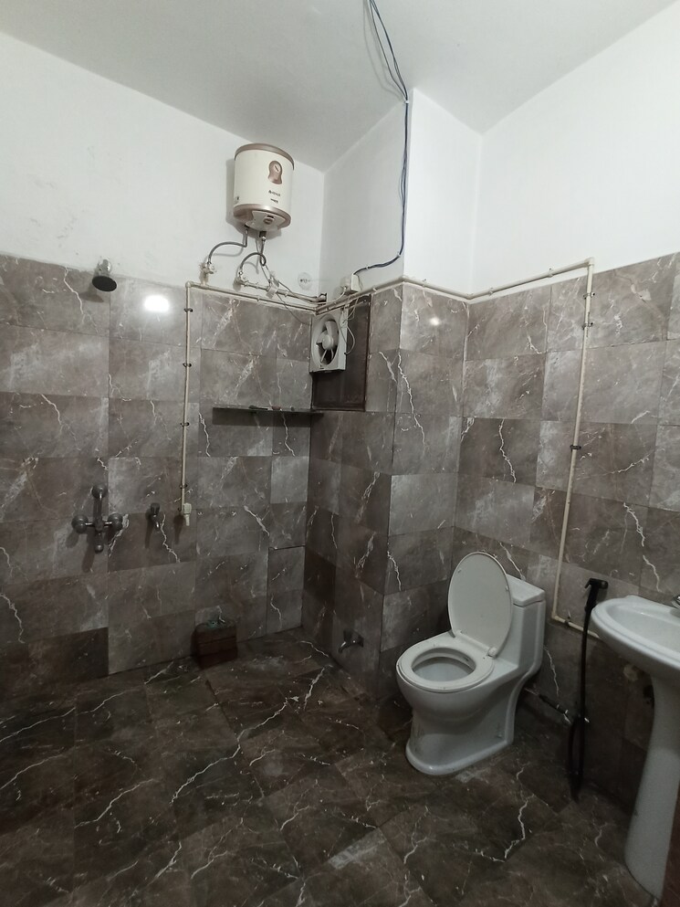 Bathroom, sector 122 3 Bedroom 300 Sq.Yd. Independent House In Sector 122 Noida 9067660