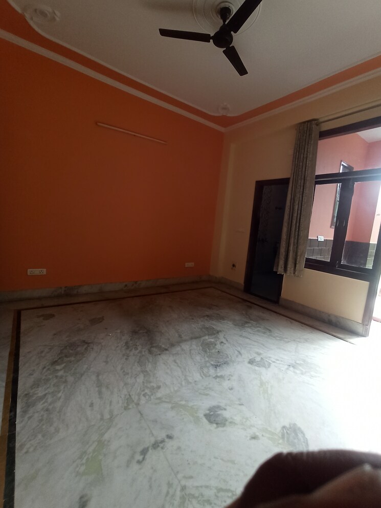 Room, sector 122 2 Bedroom 200 Sq.Yd. Independent House In Sector 122 Noida 9067745