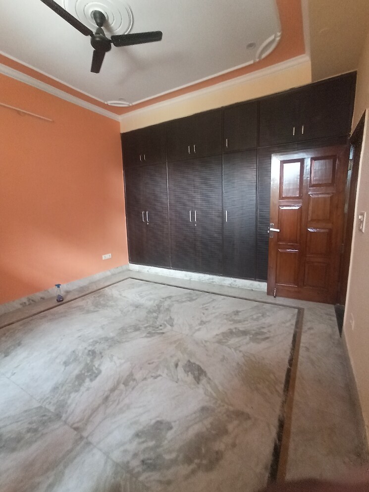 Room, sector 122 2 Bedroom 200 Sq.Yd. Independent House In Sector 122 Noida 9067745