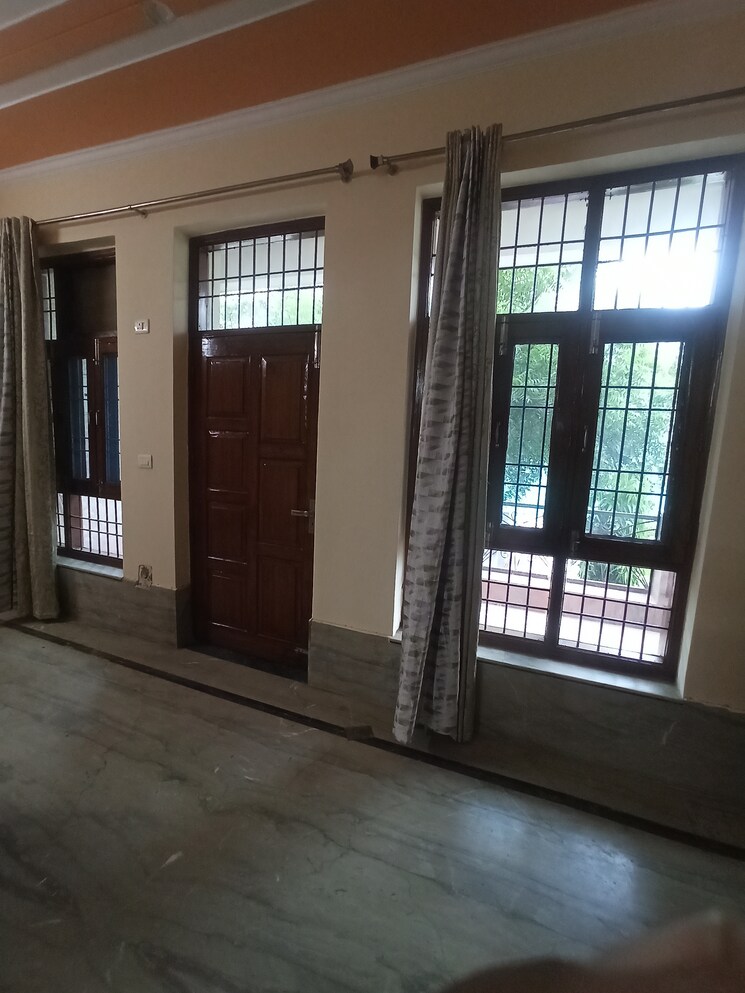 Room, sector 122 2 Bedroom 200 Sq.Yd. Independent House In Sector 122 Noida 9067745