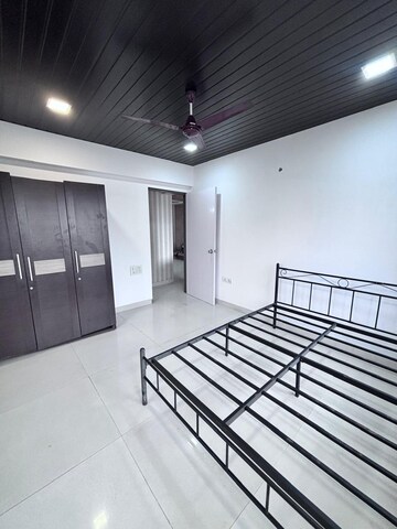 Room in 3 BHK Apartment at Mangal Mitra Apartment, Khar West – for Rent