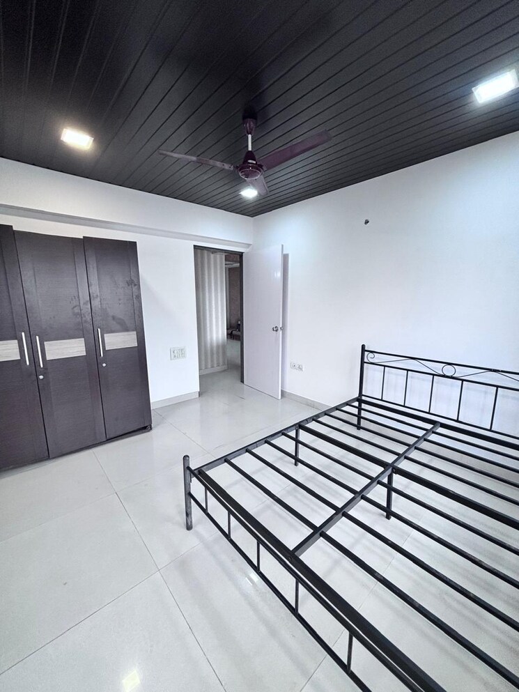 Room, mangal-mitra-apartment 3 Bedroom 1000 Sq.Ft. Apartment In Khar West Mumbai 9067807