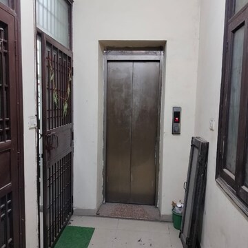 Building Lobby in 2 BHK Apartment at Rwa Jalvayu Vihar Noida, Sector 25 – for Rent