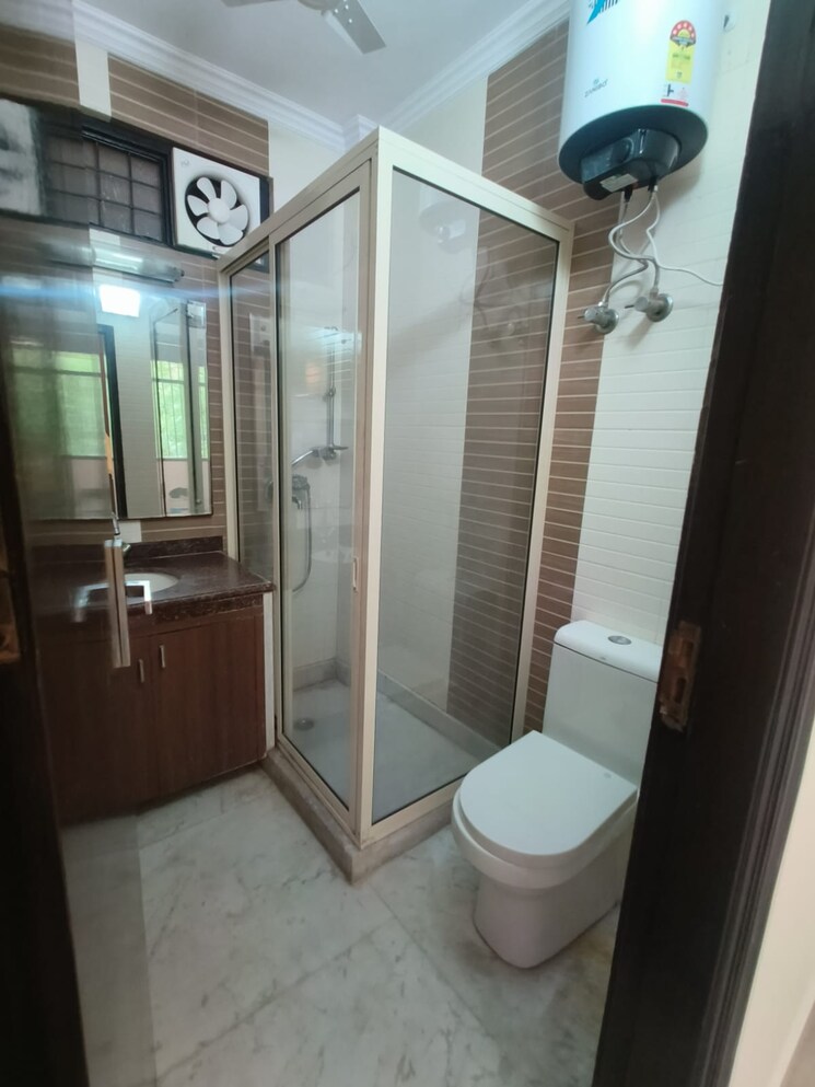 Bathroom, greater kailash 3 Bedroom 1800 Sq.Ft. Builder Floor In Greater Kailash Delhi 9068110