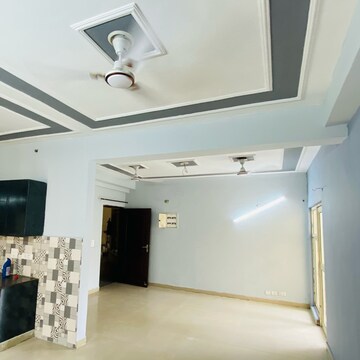 Room in 3 BHK Apartment at Gardenia Golf City, Noida Central – for Rent