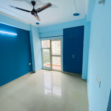 Room in 3 BHK Apartment at Gardenia Golf City, Noida Central – for Rent