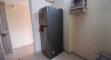 Room in 2 BHK Apartment at Jasmine Tower, Vasant Vihar – for Rent