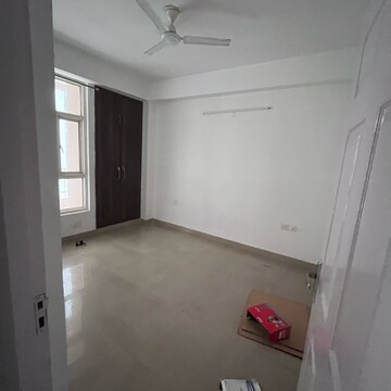 Room in 3 BHK Apartment at Supertech Cape Town, Sector 74 – for Rent