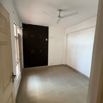 Room in 2 BHK Apartment at Supertech Cape Town, Sector 74 – for Rent