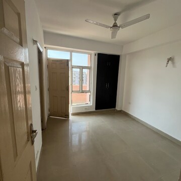 Room in 2 BHK Apartment at Supertech Cape Town, Sector 74 – for Rent