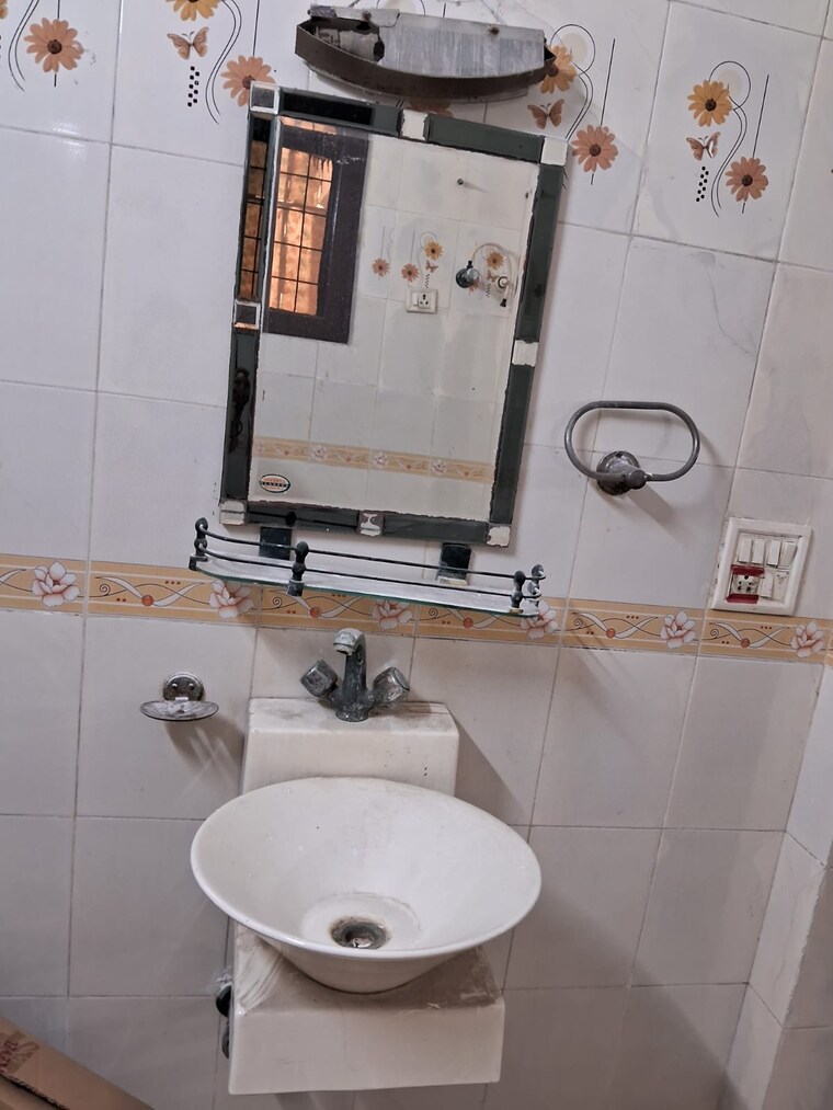 Bathroom, new friends colony 3 Bedroom 500 Sq.Yd. Builder Floor In New Friends Colony Delhi 9068316