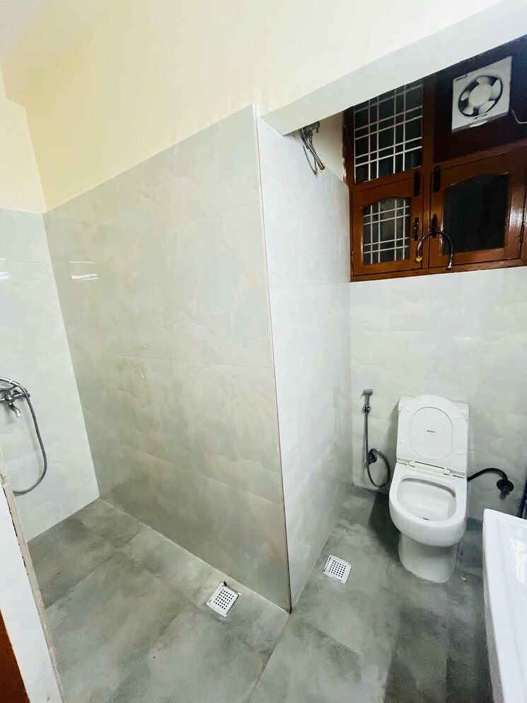 Bathroom, sector 40 3 Bedroom 2000 Sq.Ft. Builder Floor In Sector 40 Gurgaon 9068342