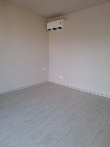 Room in 2 BHK Apartment at Pioneer Park Phase 1, Sector 61 – for Sale