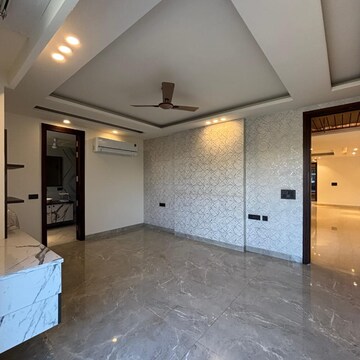 Room in 4 BHK Apartment at Vipul World Floors, Sector 48 – for Rent