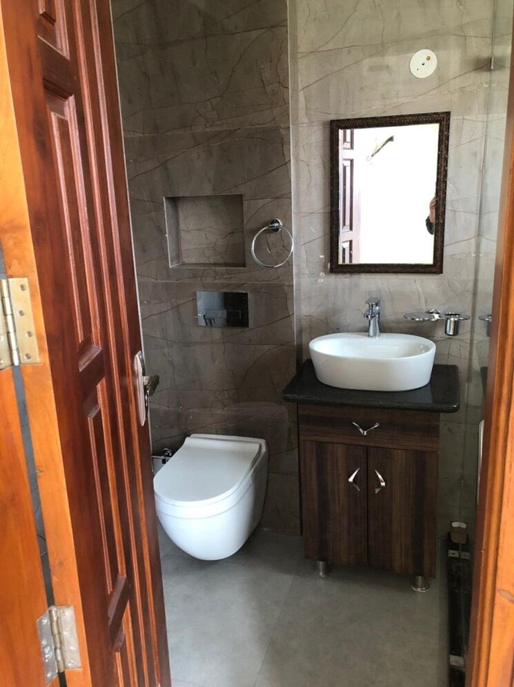 Bathroom, dlf-city-gurgaon 3 Bedroom 2200 Sq.Ft. Builder Floor In Sector 27 Gurgaon 9068490