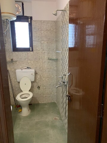 Bathroom in 3 BHK Builder Floor at DLF City Gurgaon, Sector 27 – for Rent