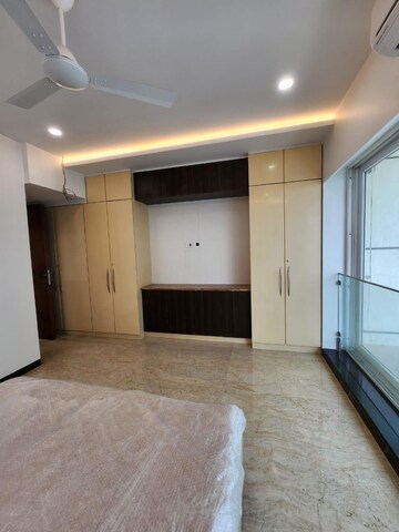 Room in 4 BHK Apartment at Prabhadevi CHS, Prabhadevi – for Rent