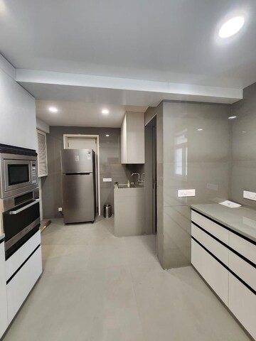 Room in 4 BHK Apartment at Prabhadevi CHS, Prabhadevi – for Rent