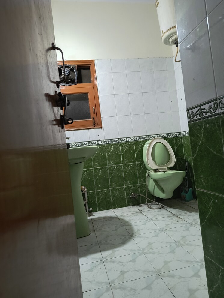 Bathroom, sarita vihar Studio 350 Sq.Ft. Apartment In Sarita Vihar Delhi 9068544