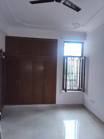 Room in 2 BHK Independent House at RWA Apartments Sector 52, Sector 52 – for Rent
