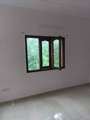 Room in 2 BHK Independent House at RWA Apartments Sector 52, Sector 52 – for Rent