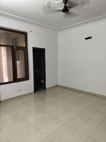 Room in 2 BHK Independent House at RWA Apartments Sector 52, Sector 52 – for Rent