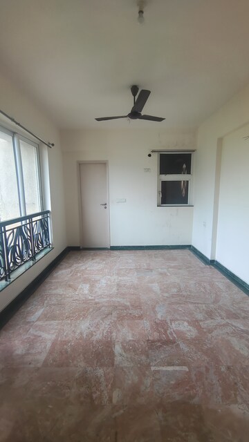 Room in 2 BHK Apartment at Hiranandani Meadows, Manpada – for Rent