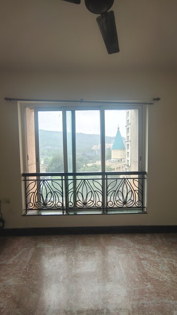 Living Room in 2 BHK Apartment at Hiranandani Meadows, Manpada – for Rent