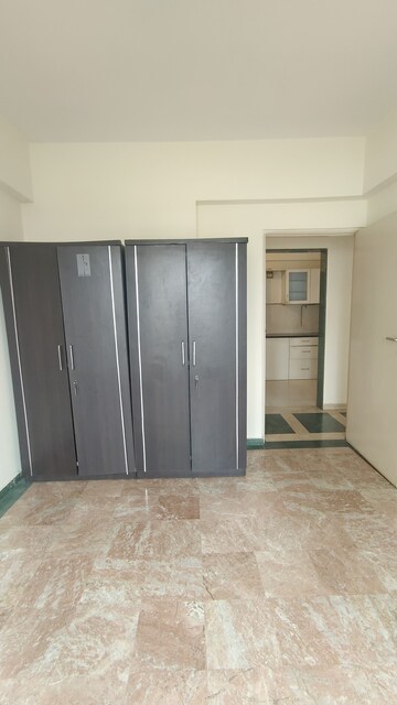 Room in 2 BHK Apartment at Hiranandani Meadows, Manpada – for Rent