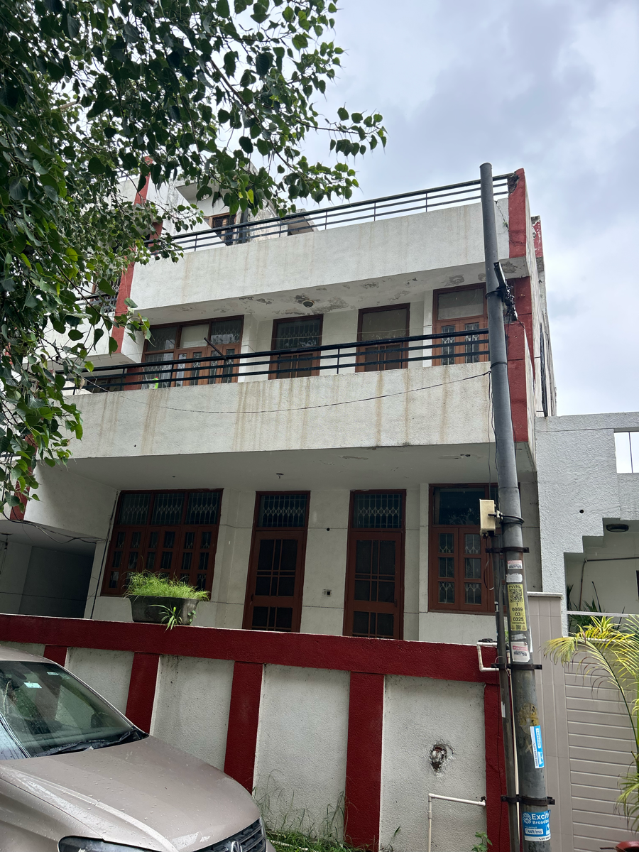 5 BHK + Pooja Room,Servant Room Independent House For Sale in Noida Authority Kothi 