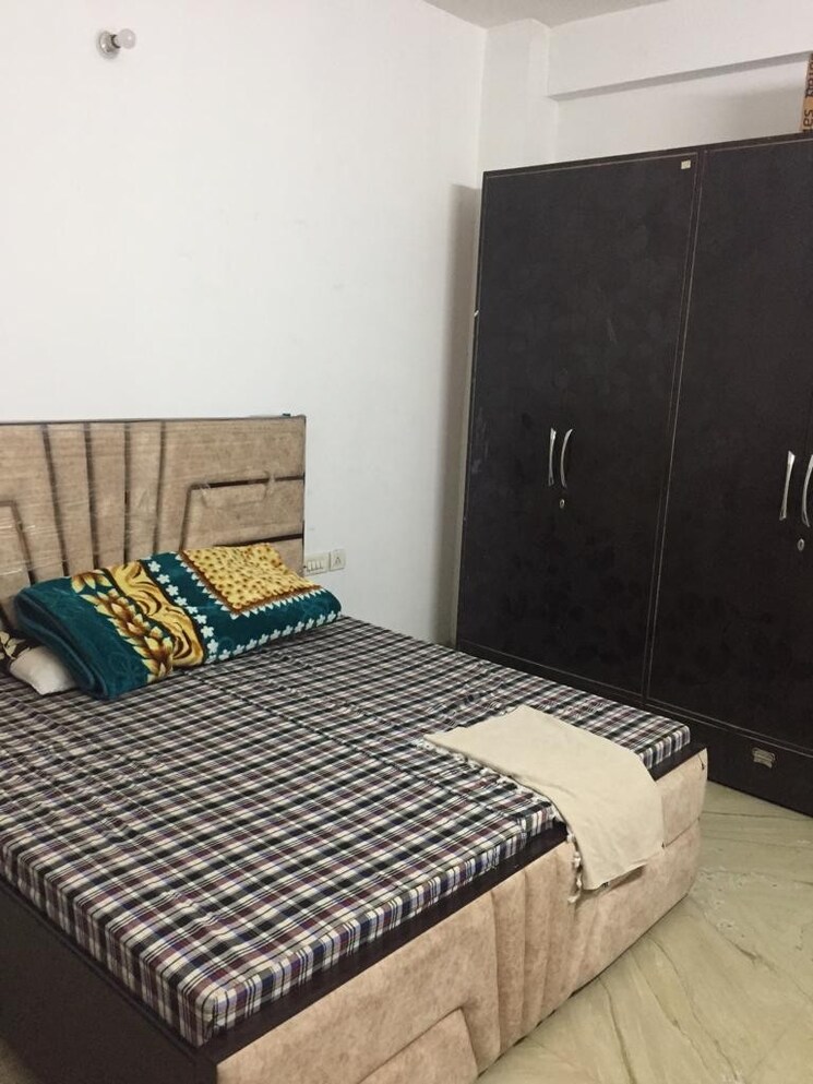 Bedroom, sector 7 1 Bedroom 800 Sq.Ft. Independent House In Sector 7 Gurgaon 9068818