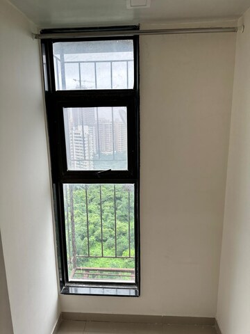 Room in 3 BHK Apartment at Nirmal Polaris, Mulund West – for Rent