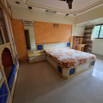 Bedroom in 2 BHK Apartment at Kandivali East – for Rent