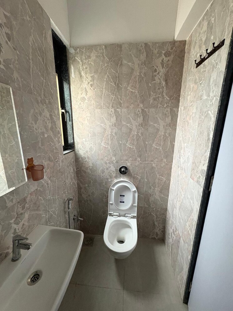 Bathroom, neminath-nemi-bhavan 3 Bedroom 1250 Sq.Ft. Apartment In Goregaon West Mumbai 9068987