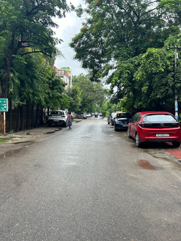  Parking, sector 30 5 Bedroom 250 Sq.Yd. Independent House In Sector 30 Noida 9069022