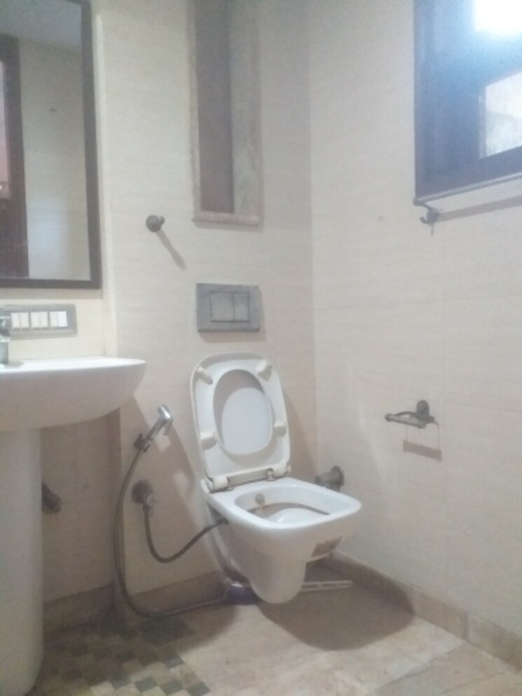 Bathroom, east patel nagar 3 Bedroom 1655 Sq.Ft. Builder Floor In East Patel Nagar Delhi 9069114