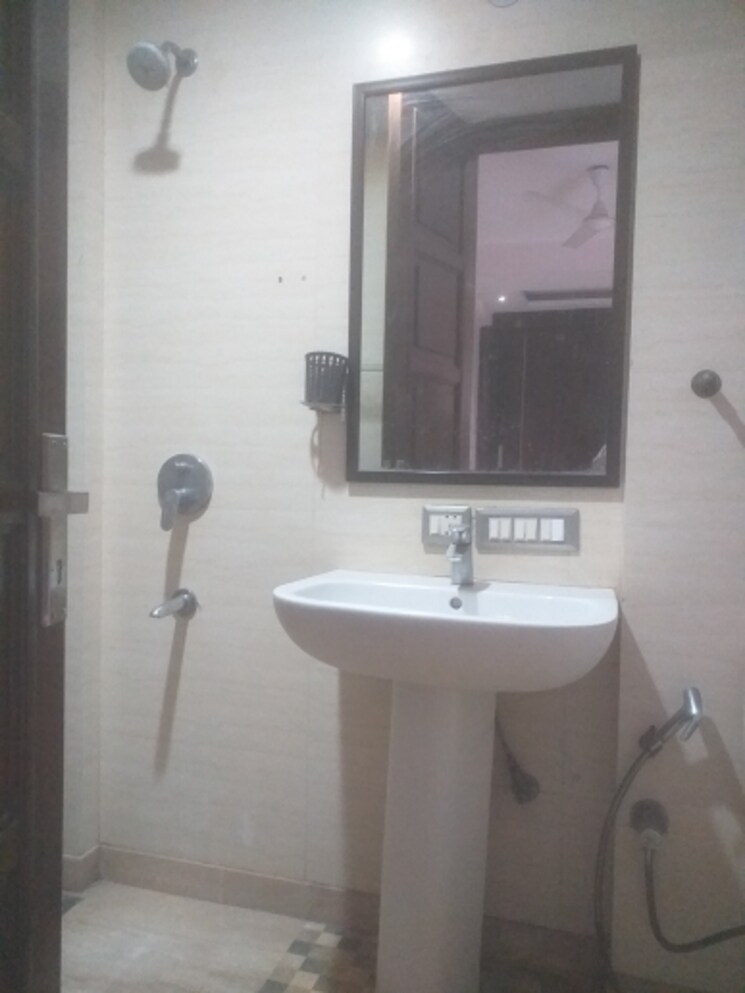 Bathroom, east patel nagar 3 Bedroom 1655 Sq.Ft. Builder Floor In East Patel Nagar Delhi 9069114