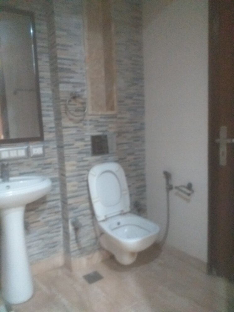 Bathroom, east patel nagar 3 Bedroom 1655 Sq.Ft. Builder Floor In East Patel Nagar Delhi 9069114