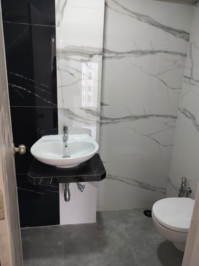 Bathroom, chandiwala-pearl-regency 2 Bedroom 577 Sq.Ft. Apartment In Andheri West Mumbai 9069167