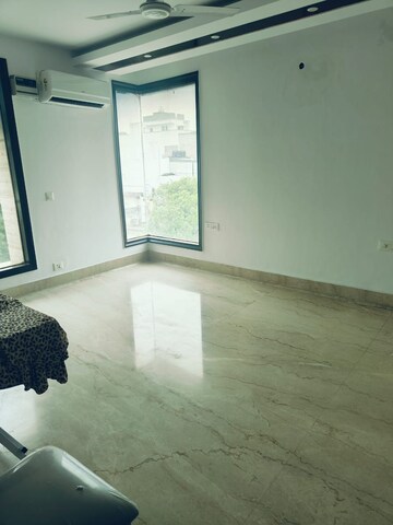 Room in 4 BHK Apartment at Green Park Extension – for Rent