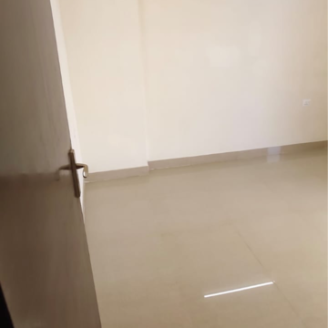 Room in 3 BHK Apartment at Amrapali Crystal Homes, Sector 76 – for Rent