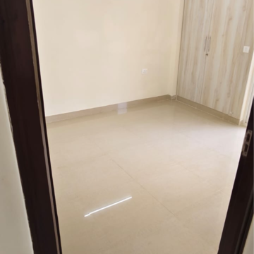 Room in 3 BHK Apartment at Amrapali Crystal Homes, Sector 76 – for Rent