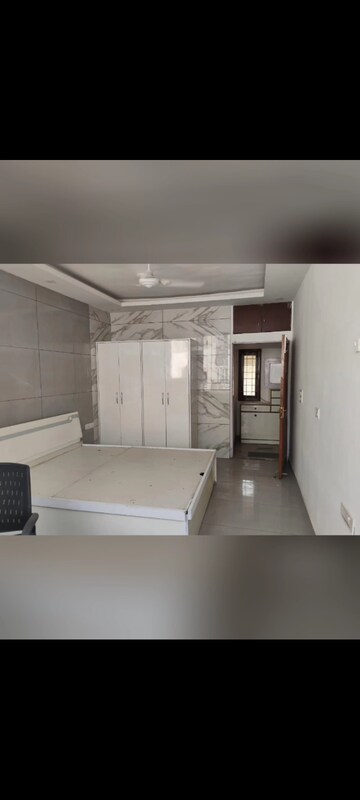 Room in 3 BHK Apartment at Alaknanda – for Rent