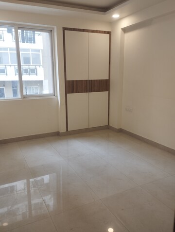 Room in 2.5 BHK Apartment at Nimbus Express Park View - II, Chi V Greater Noida – for Sale